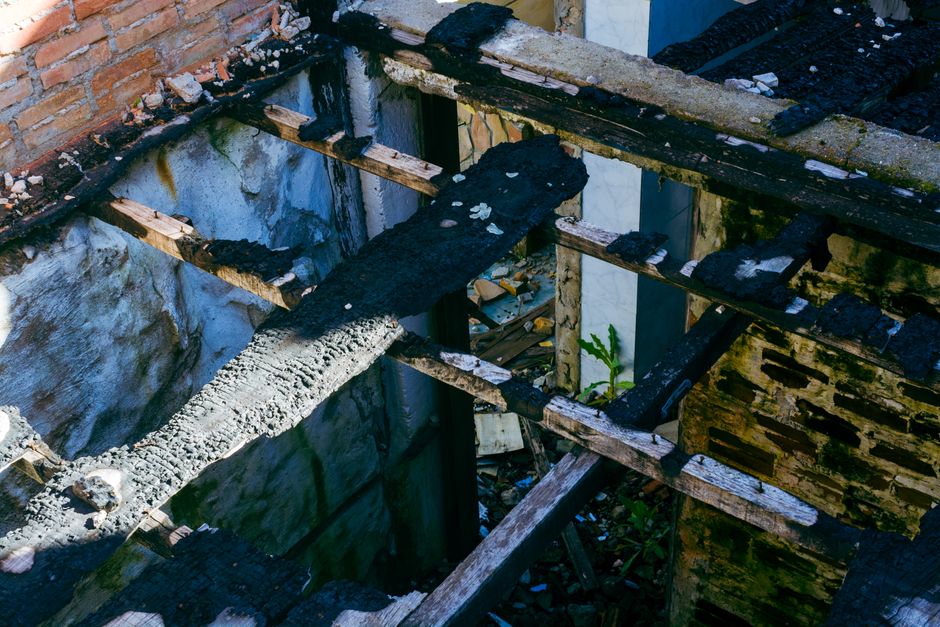 Sección de una viga de madera laminada tras un ensayo de fuego, con la capa exterior carbonizada y el núcleo intacto