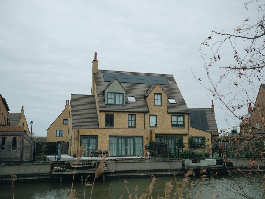 Edificio residencial nuevo con envolvente aislada y captación solar en cubierta