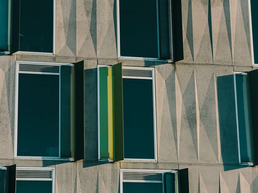Lamas verticales de madera protegiendo del sol una fachada oeste